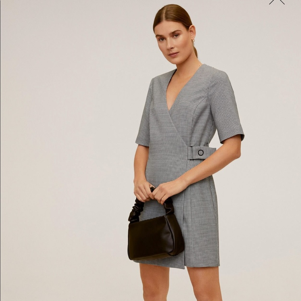Selling a size 6 dress from mango. Never worn!